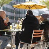 Une fermeture plus tardive des terrasses de bistrots et de restaurants est plutôt bien acceptée par la population suisse.